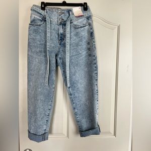 Woman Junior SO Raw Hem MOM JEANS/Capris. Size 9/29W Blue ACID WASH. High Rise.